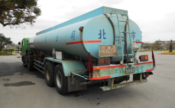 The rear end of Chemical tank truck needs to hang up the hazardous plate